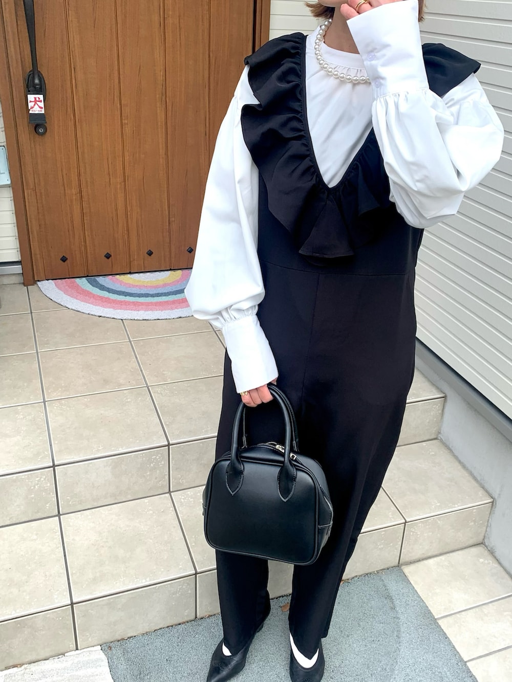 ブラック系のつなぎ/オールインワン、ホワイト系のシャツ/ブラウスを着用したレディースの冬コーディネートの4枚目の写真