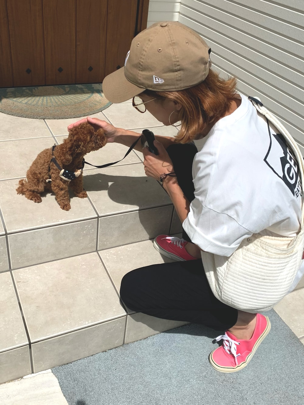 ホワイト系のTシャツ/カットソー、ピンク系のスニーカー、ブラック系のその他パンツを着用したレディースの秋コーディネートの2枚目の写真