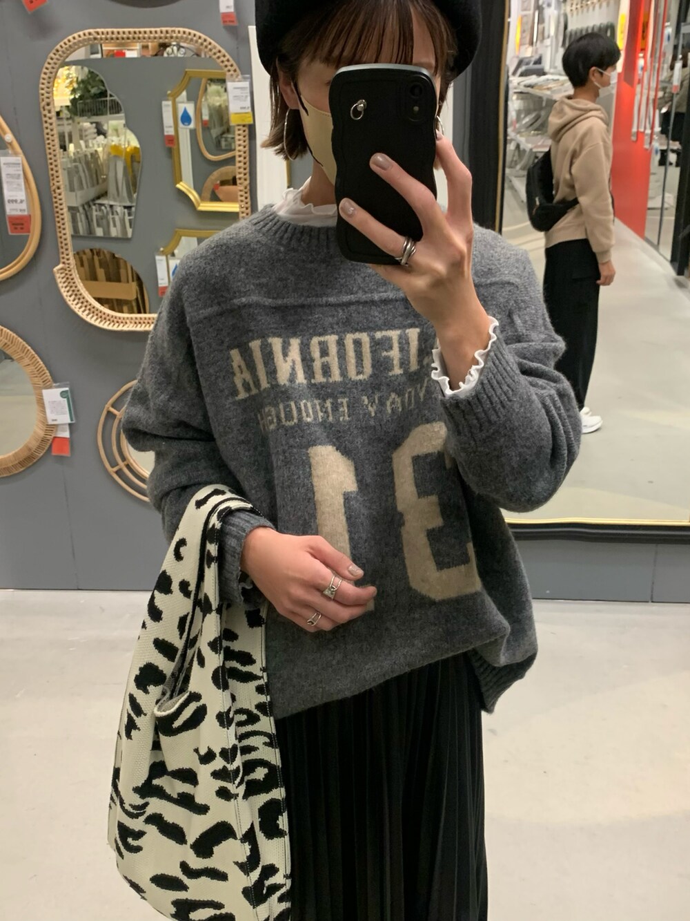 グレー系のニット/セーター、その他のトートバッグ、ブラック系のスカートを着用したレディースの冬コーディネートの2枚目の写真