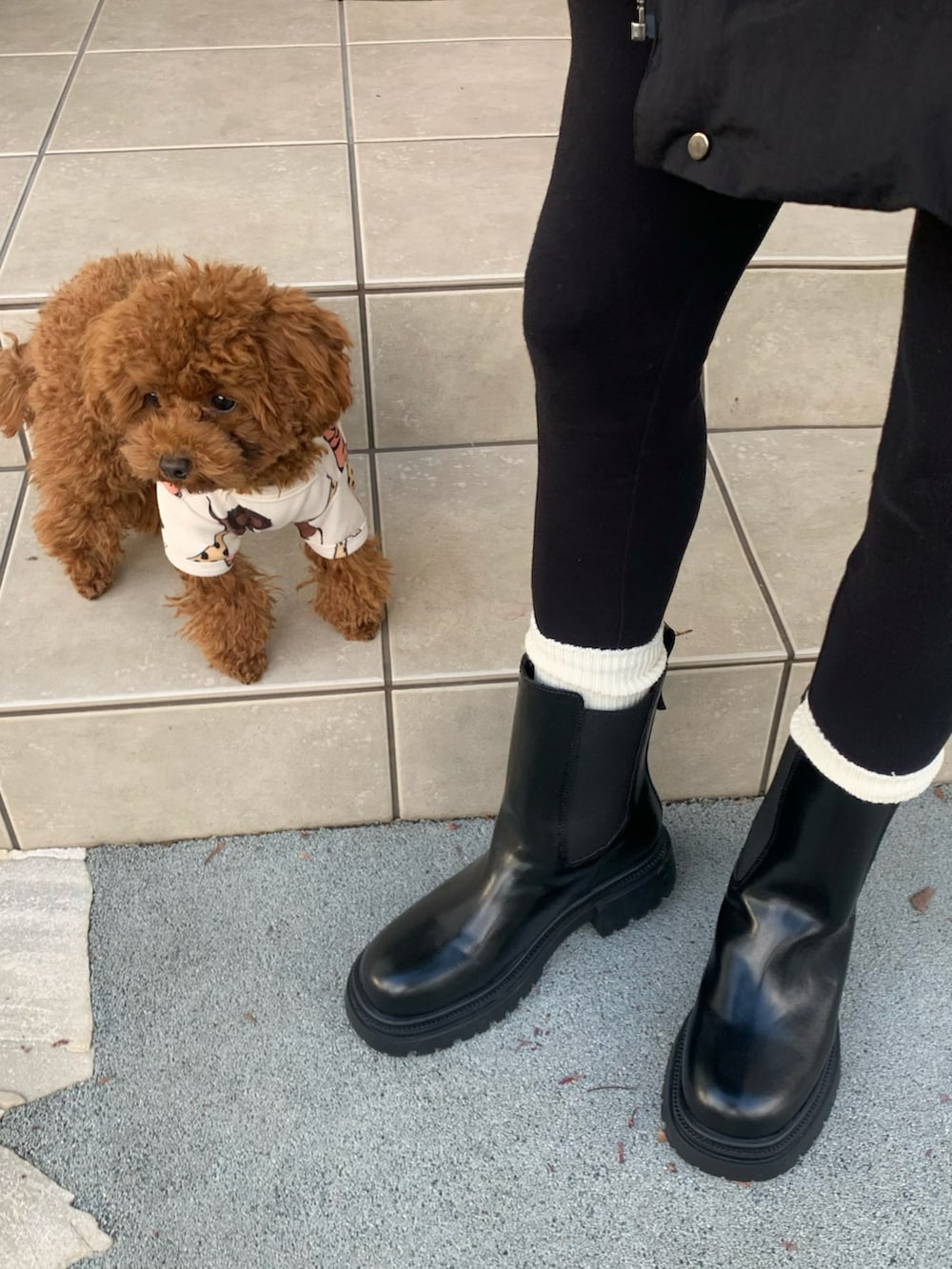 ブラック系のブーツを着用したレディースの秋コーディネートの4枚目の写真