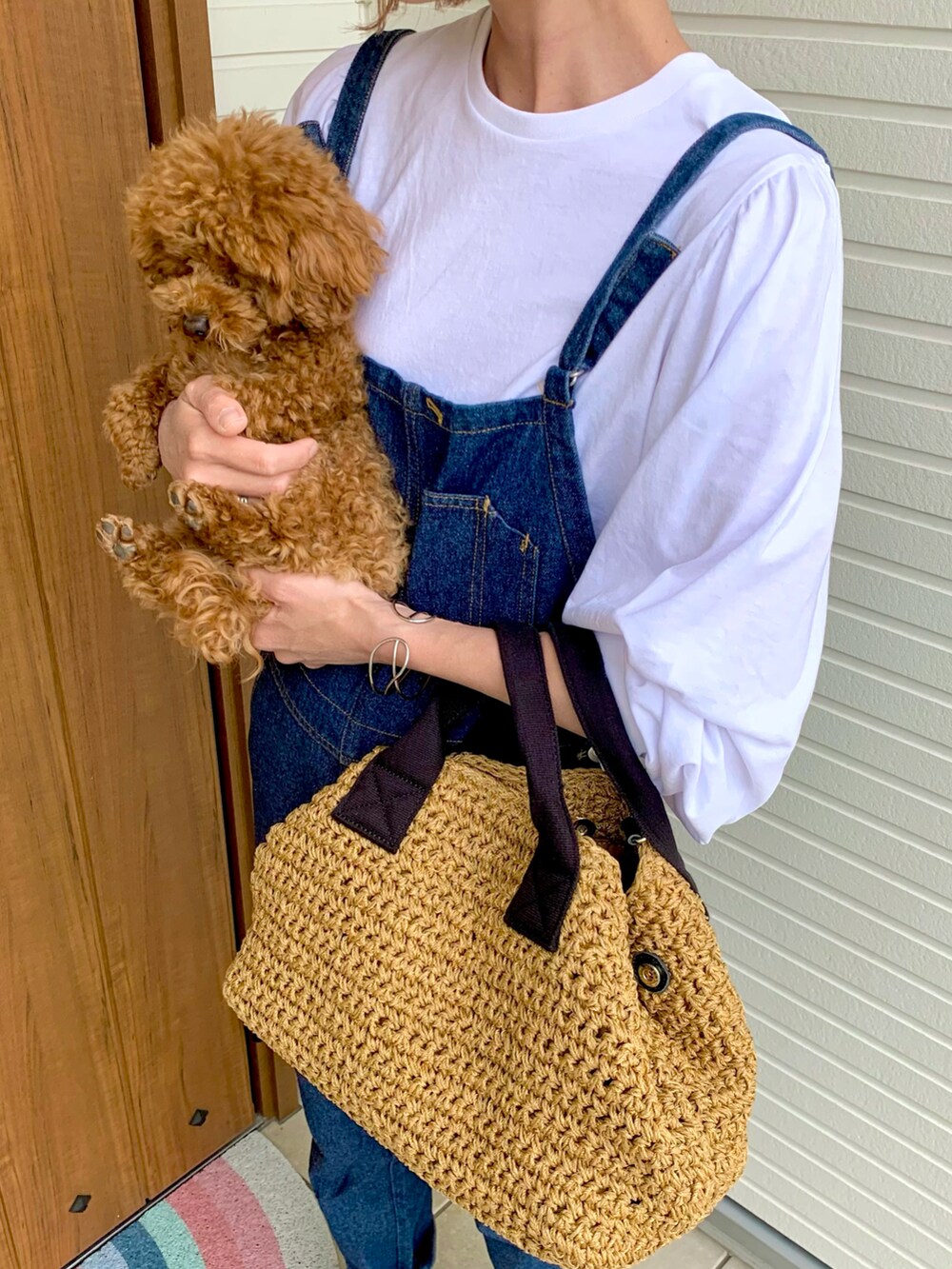 ブラウン系のかごバッグを着用したレディースの春コーディネートの2枚目の写真