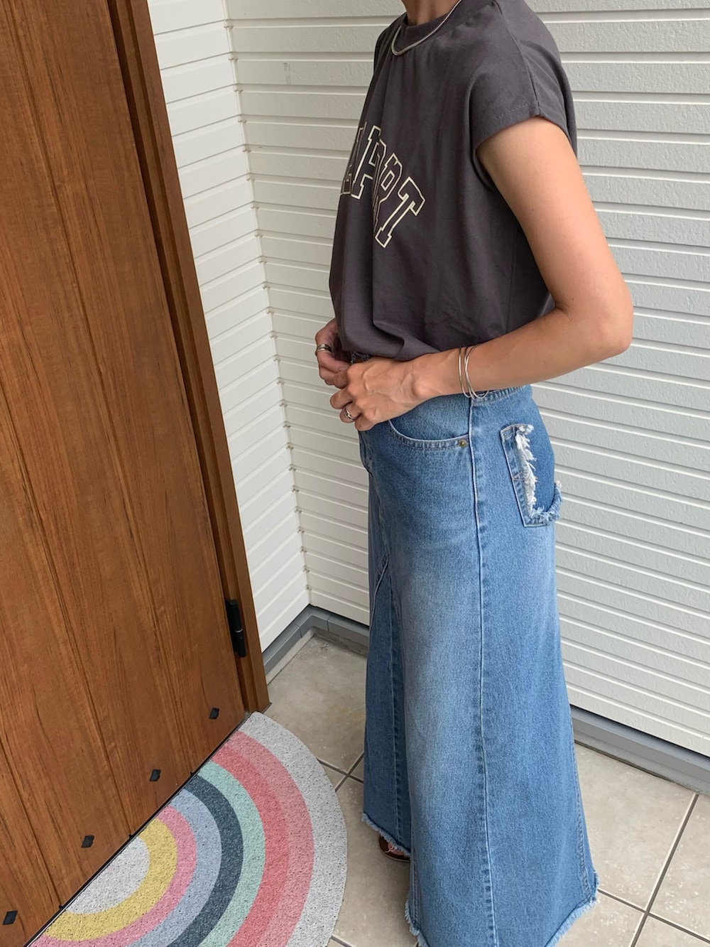 グレー系のTシャツ/カットソーを着用したレディースの夏コーディネートの2枚目の写真