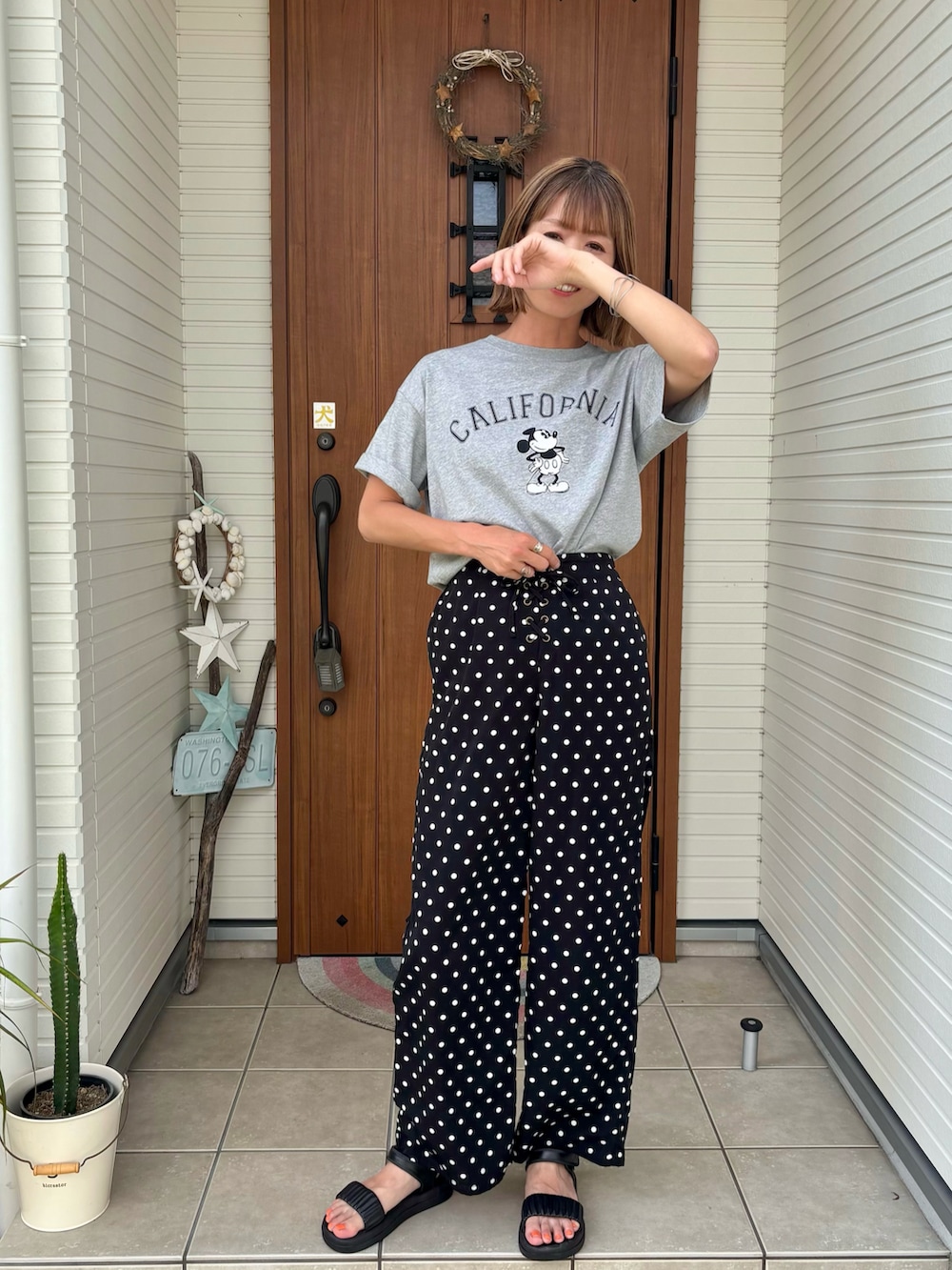 グレー系のTシャツ/カットソーを着用したレディースの夏コーディネートの2枚目の写真