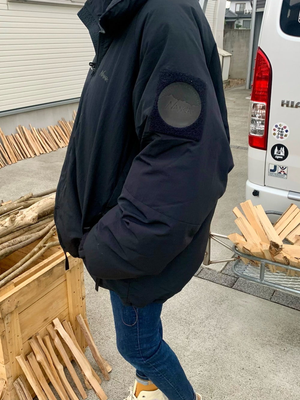 ブラック系のダウンジャケット/コートを着用したレディースの秋コーディネートの3枚目の写真