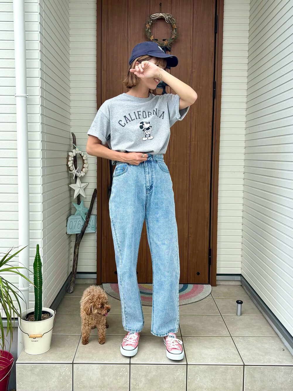 グレー系のTシャツ/カットソーを着用したレディースの夏コーディネートの3枚目の写真