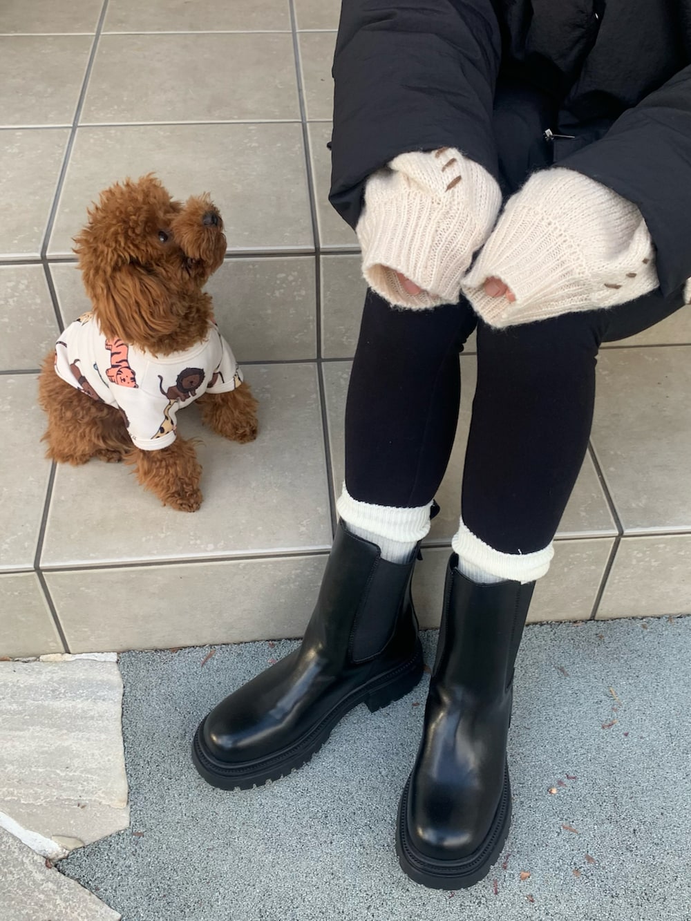 ブラック系のブーツを着用したレディースの秋コーディネートの3枚目の写真