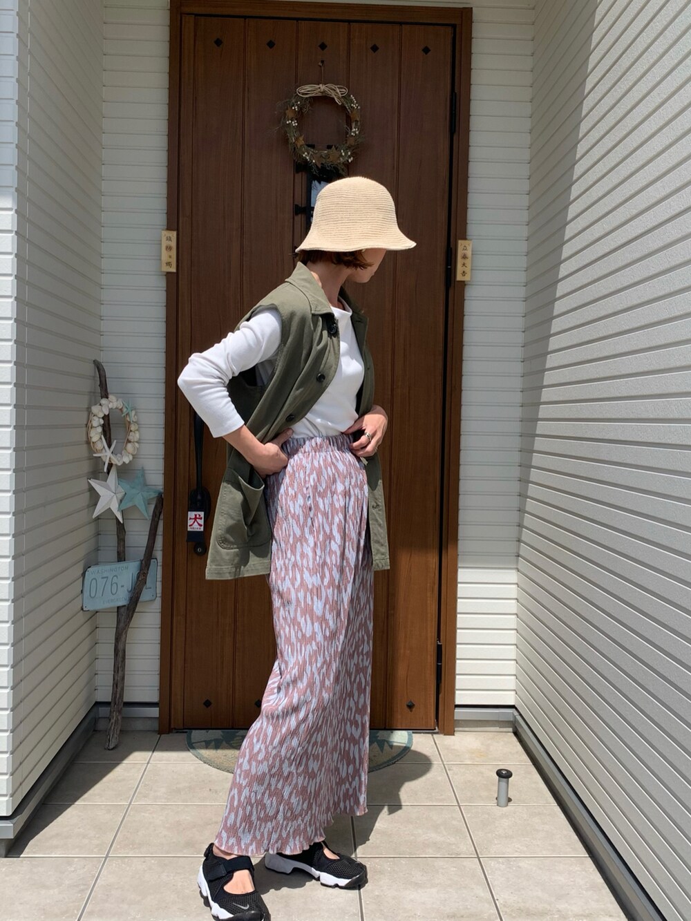 その他のスカート、ベージュ系のハットを着用したレディースの春コーディネートの2枚目の写真