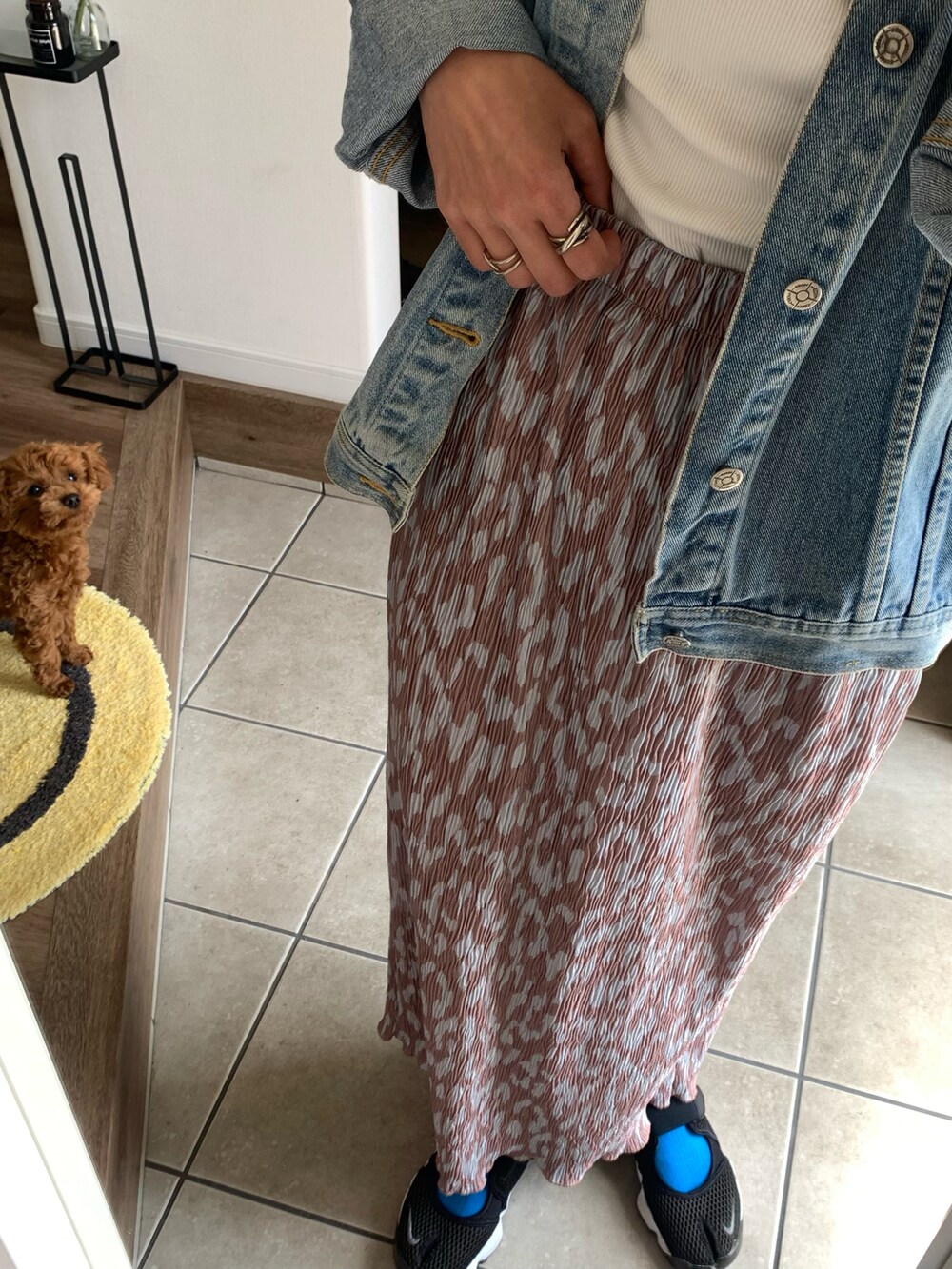 その他のスカート、ベージュ系のハットを着用したレディースの春コーディネートの3枚目の写真