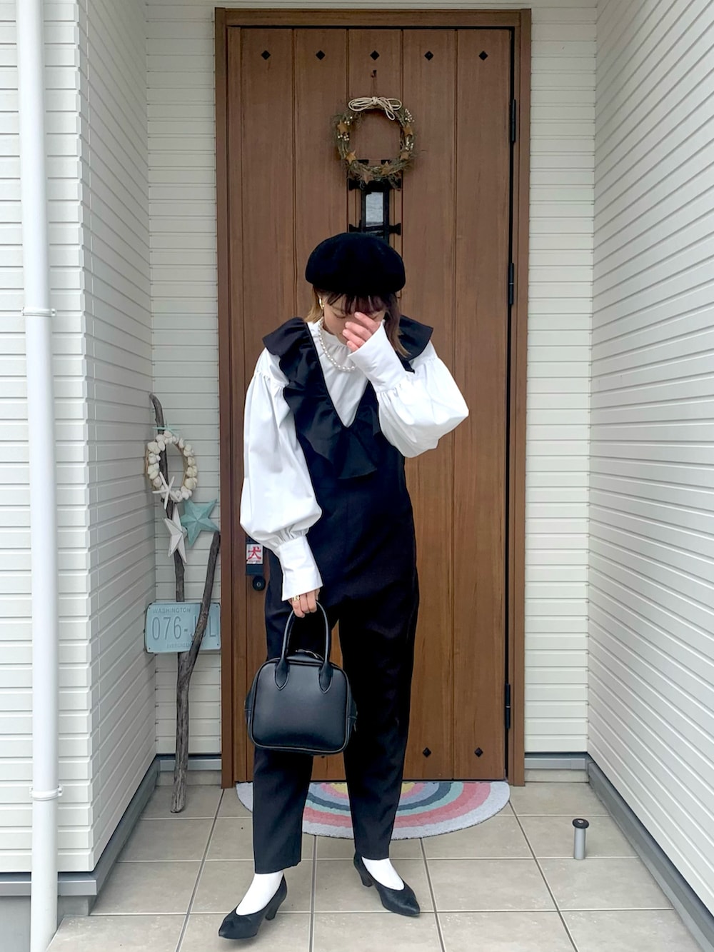 ブラック系のつなぎ/オールインワン、ホワイト系のシャツ/ブラウスを着用したレディースの冬コーディネートの5枚目の写真