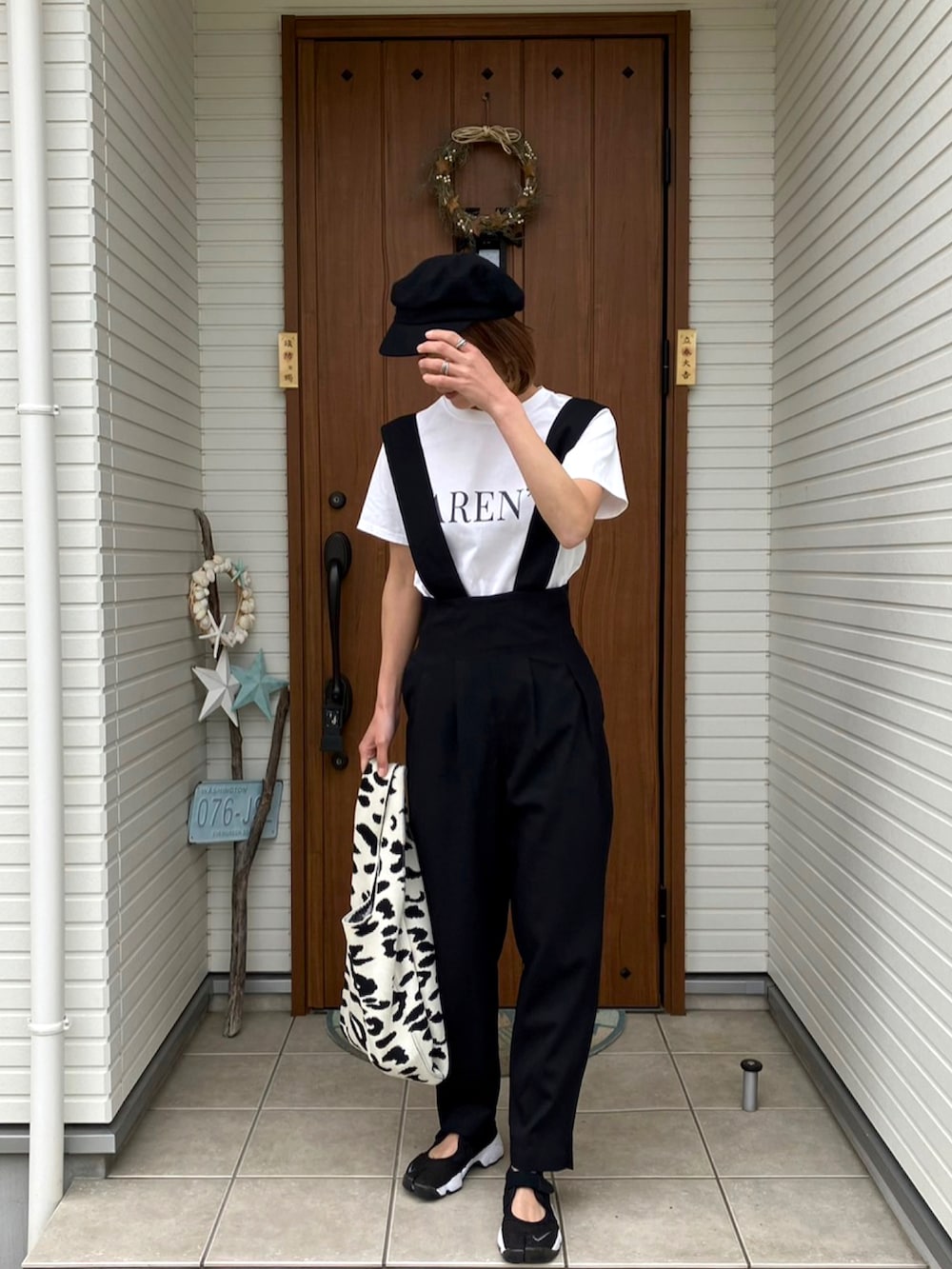 ブラック系のサロペット/オーバーオールを着用したレディースの春コーディネートの3枚目の写真