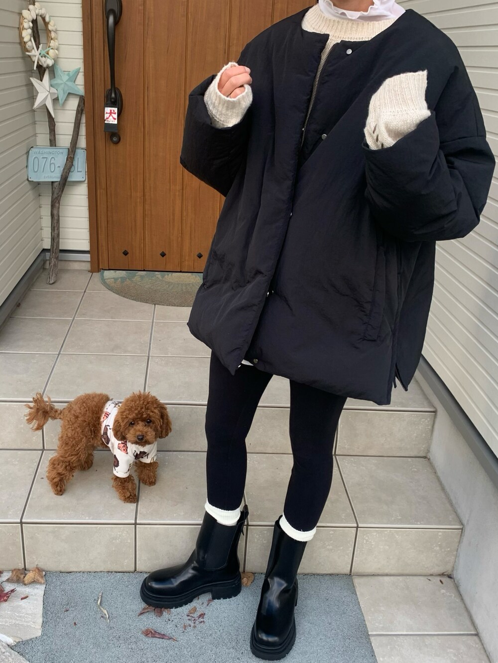 ブラック系のブーツを着用したレディースの秋コーディネートの2枚目の写真