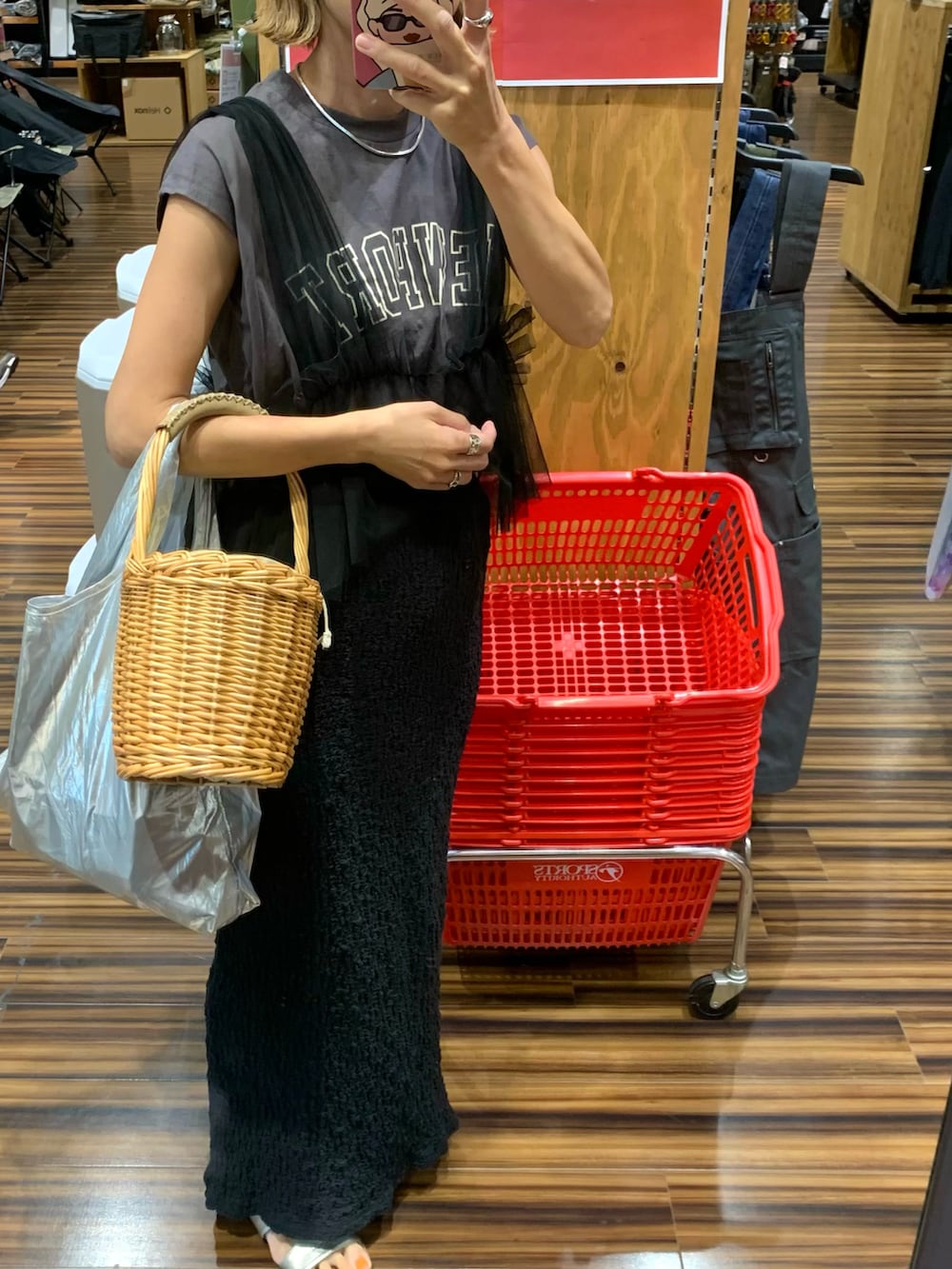 グレー系のTシャツ/カットソーを着用したレディースの夏コーディネートの3枚目の写真