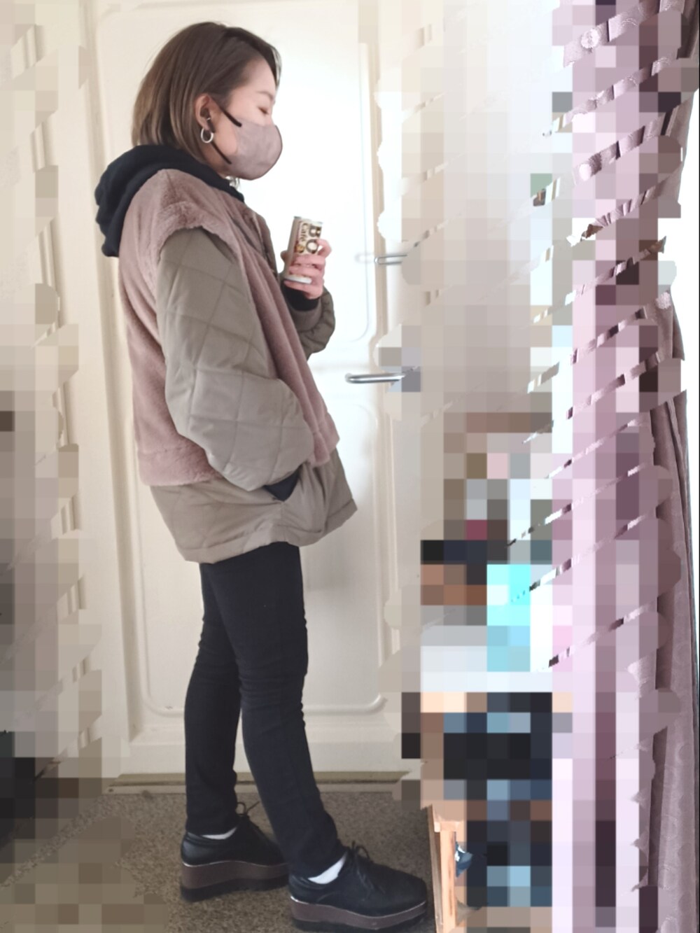 ブラック系のデニムパンツ、ブラック系のドレスシューズ、グリーン系のブルゾンを着用したレディースの冬コーディネートの2枚目の写真