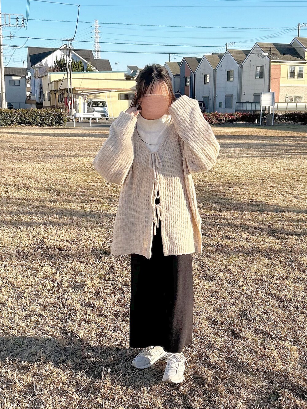 ホワイト系のトップス、ホワイト系のTシャツ/カットソー、ブラック系のスカートを着用したレディースの冬コーディネートの3枚目の写真