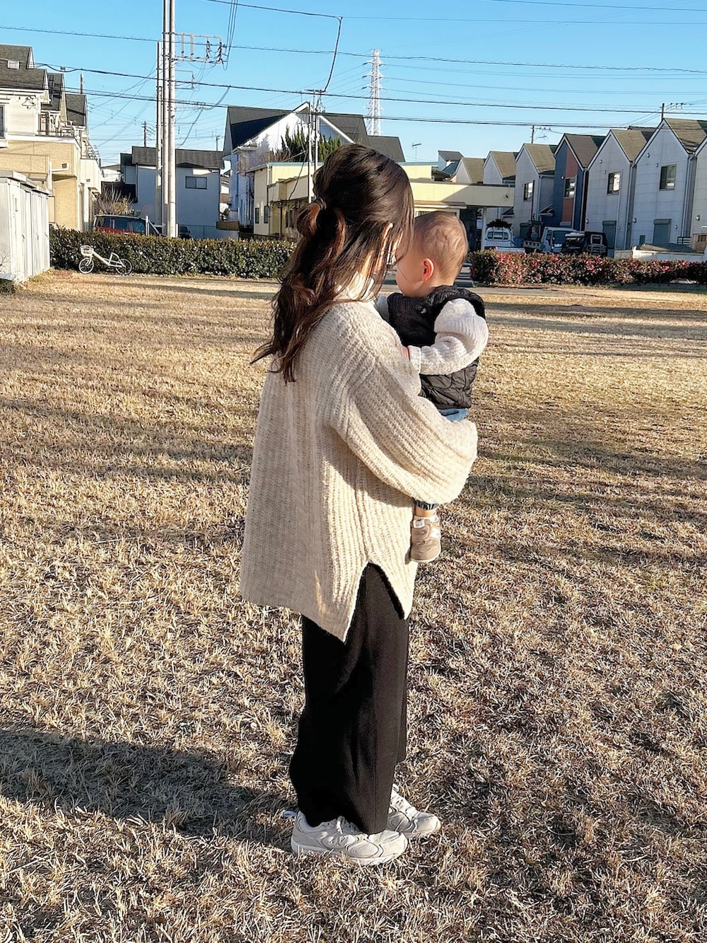 ホワイト系のトップス、ホワイト系のTシャツ/カットソー、ブラック系のスカートを着用したレディースの冬コーディネートの2枚目の写真