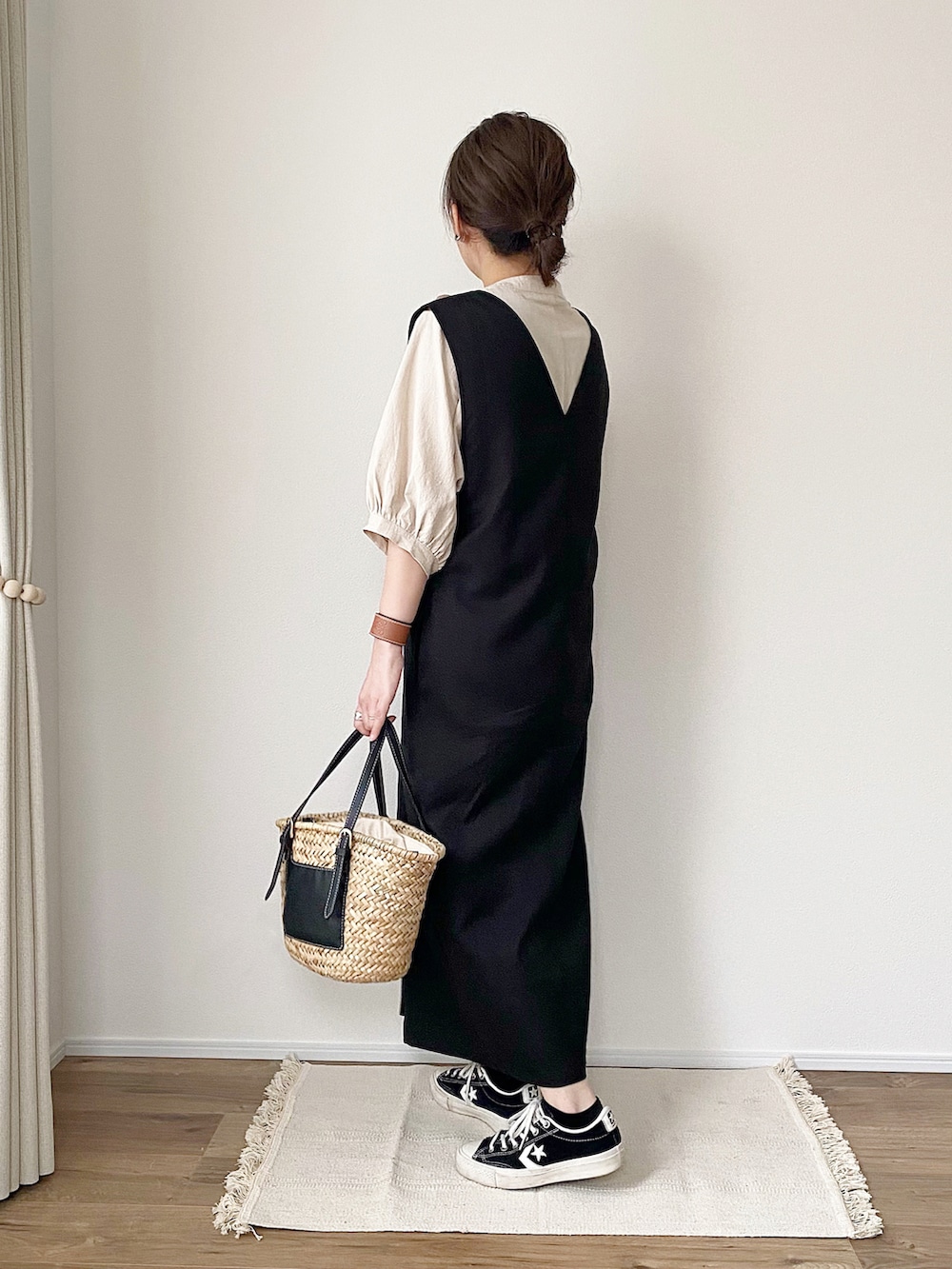 ホワイト系のシャツ/ブラウス、ブラック系のワンピース、ブラック系のバッグを着用したレディースの夏コーディネートの2枚目の写真