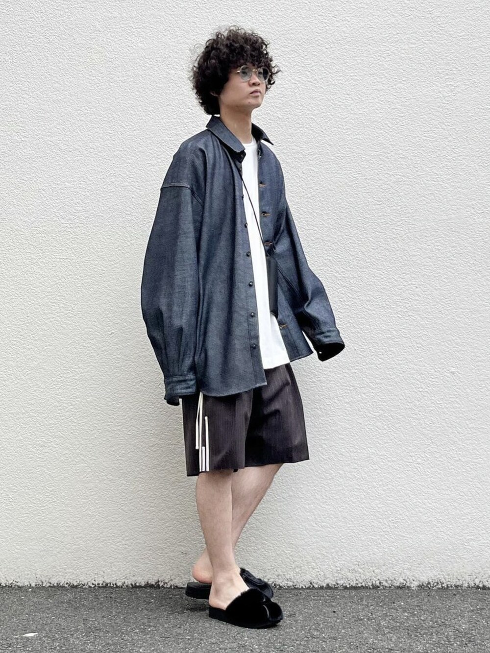 ブルー系のシャツ/ブラウス、ブラウン系のその他パンツ、ホワイト系のTシャツ/カットソーを着用したメンズの春コーディネートの2枚目の写真