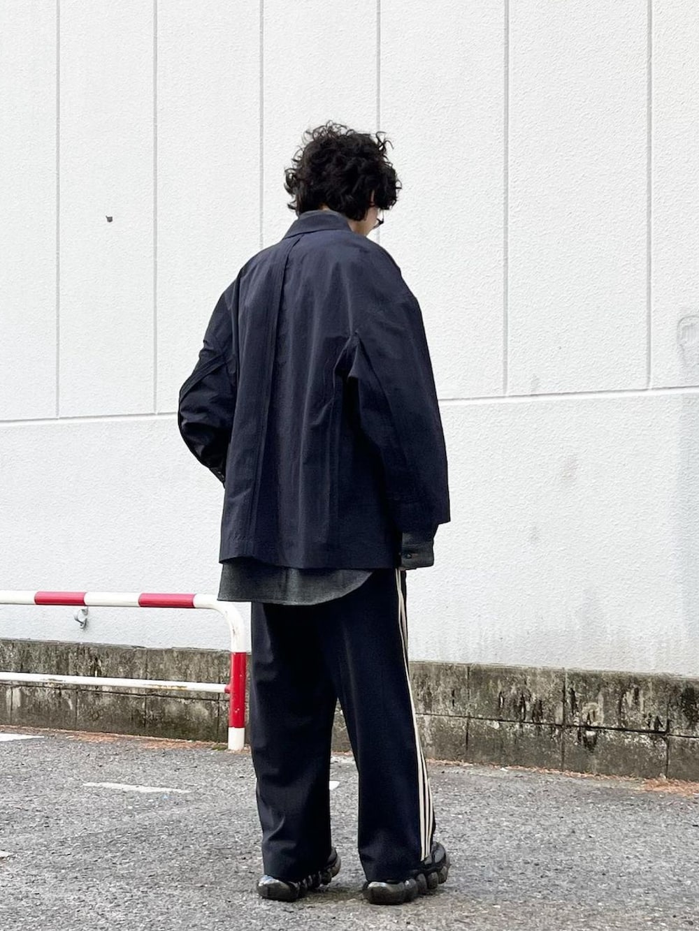 ブルー系のシャツ/ブラウス、ブルー系のその他パンツ、ブルー系のテーラードジャケットを着用したメンズの冬コーディネートの3枚目の写真