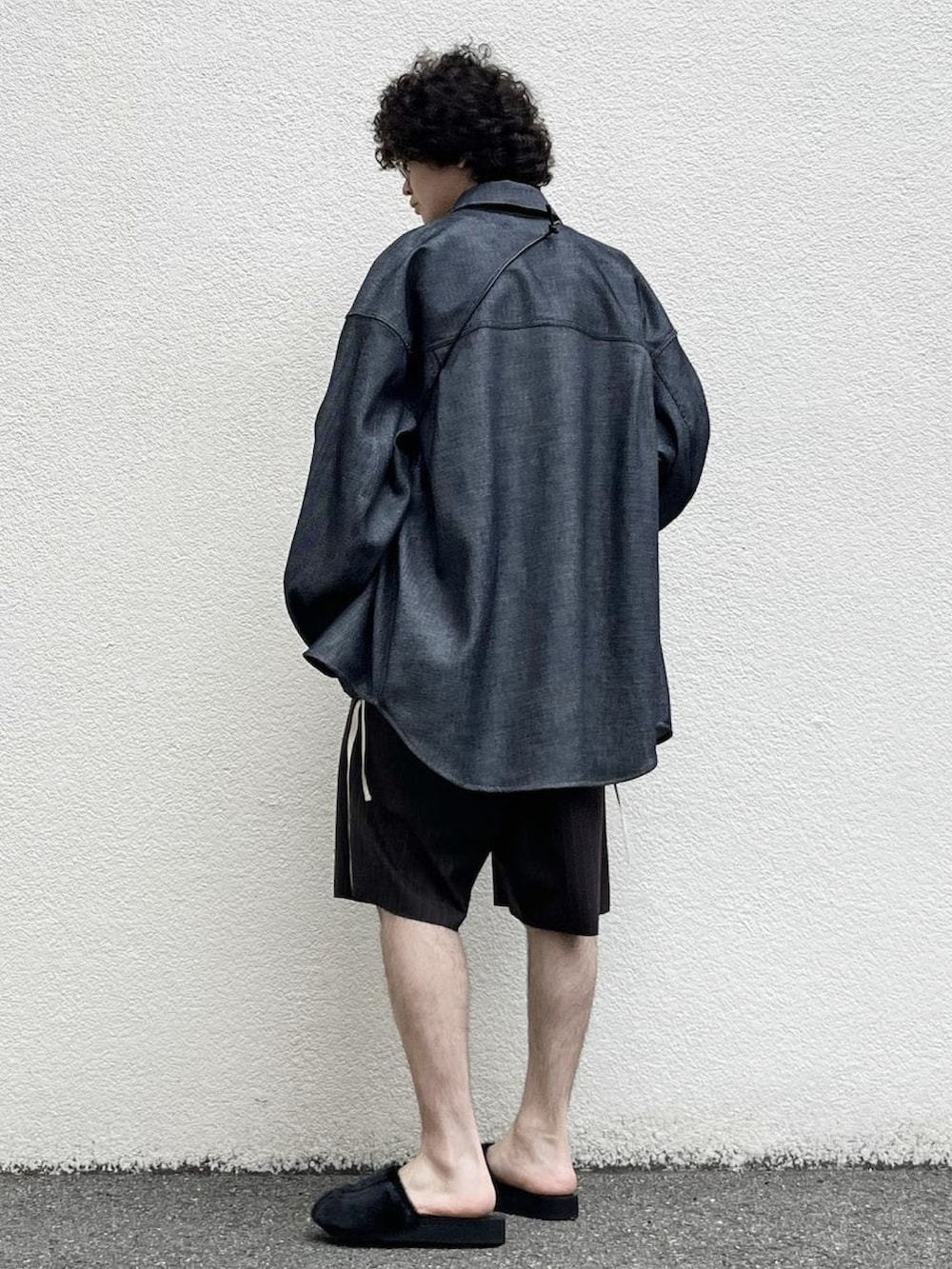 ブルー系のシャツ/ブラウス、ブラウン系のその他パンツ、ホワイト系のTシャツ/カットソーを着用したメンズの春コーディネートの3枚目の写真