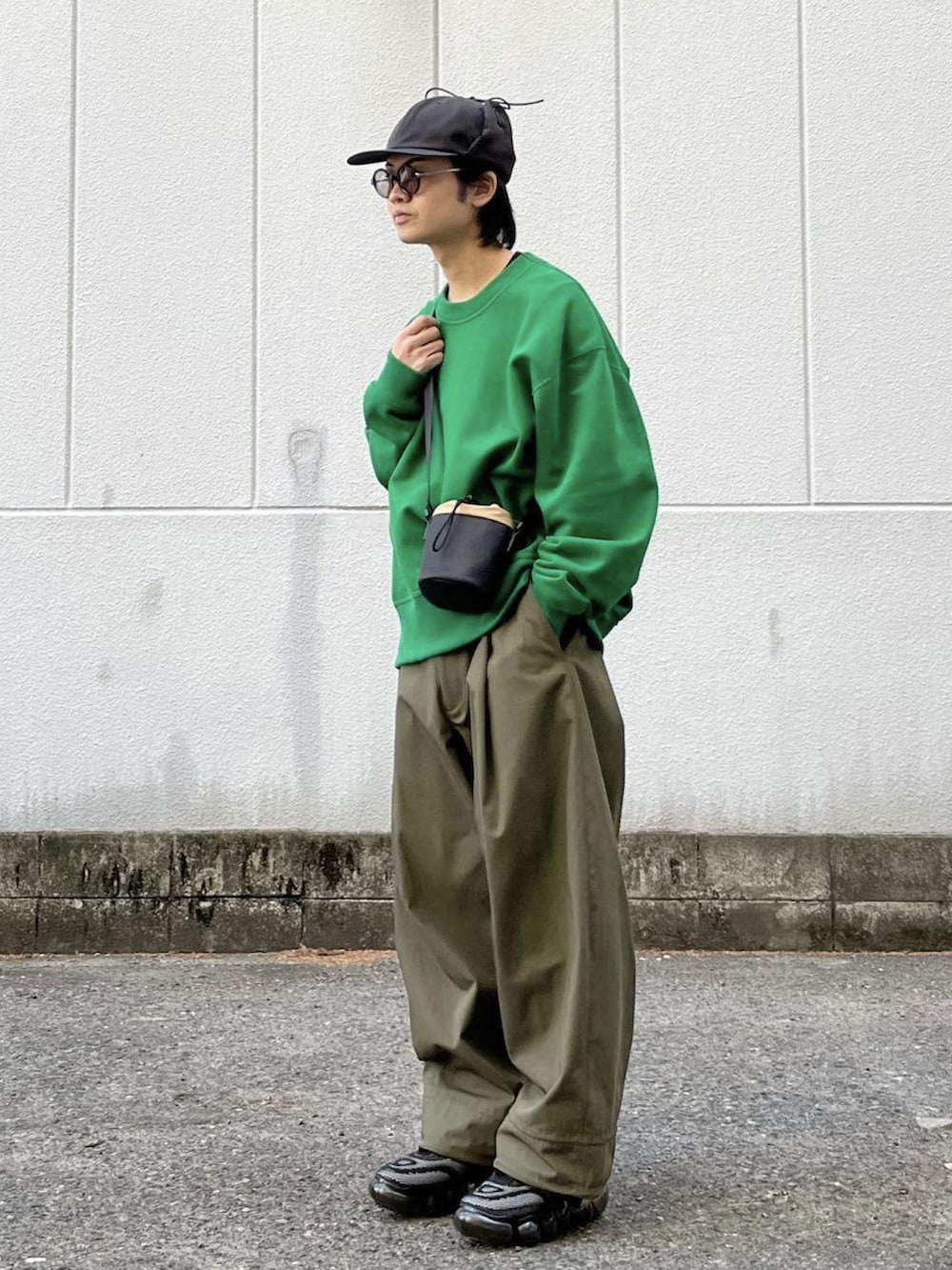 グリーン系のスウェット、ブルー系のテーラードジャケット、グリーン系のチノパンツを着用したメンズの冬コーディネートの3枚目の写真