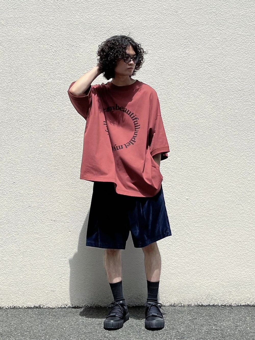 ブラック系のスニーカー、ブルー系のその他パンツ、ブルー系のシャツ/ブラウスを着用したメンズの秋コーディネートの4枚目の写真