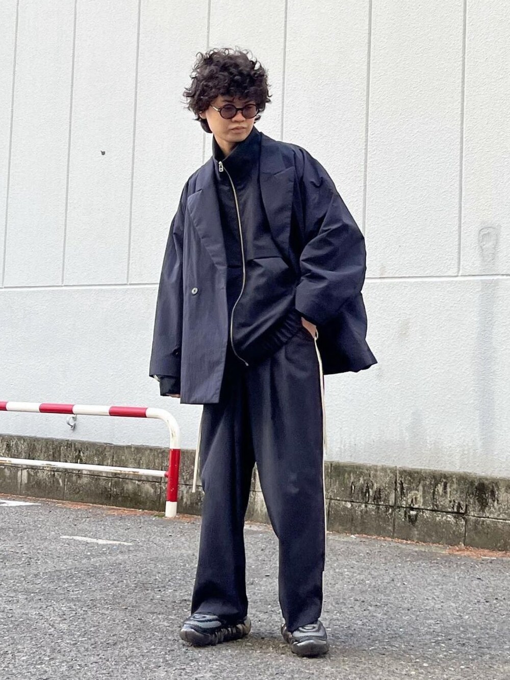 ブルー系のシャツ/ブラウス、ブルー系のその他パンツ、ブルー系のテーラードジャケットを着用したメンズの冬コーディネートの4枚目の写真