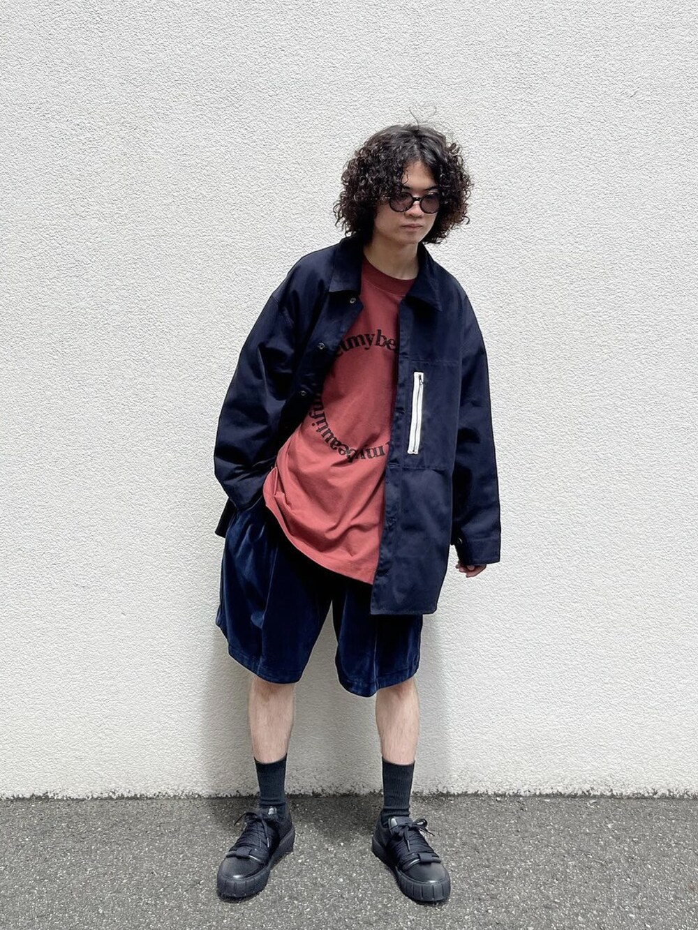 ブラック系のスニーカー、ブルー系のその他パンツ、ブルー系のシャツ/ブラウスを着用したメンズの秋コーディネートの2枚目の写真
