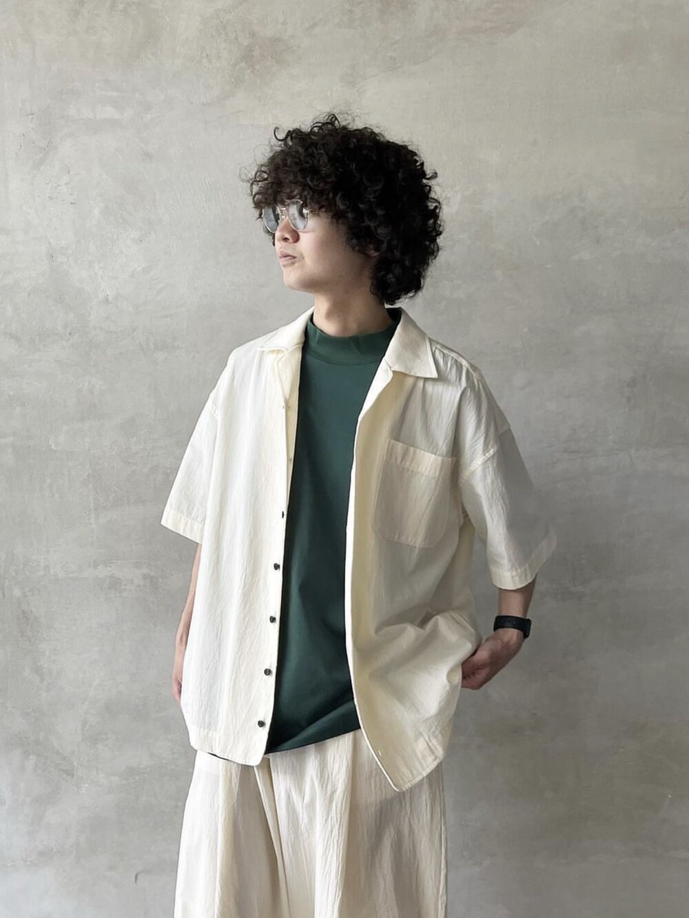 ホワイト系のシャツ/ブラウス、ホワイト系のその他パンツ、グリーン系のTシャツ/カットソーを着用したメンズの春コーディネートの3枚目の写真