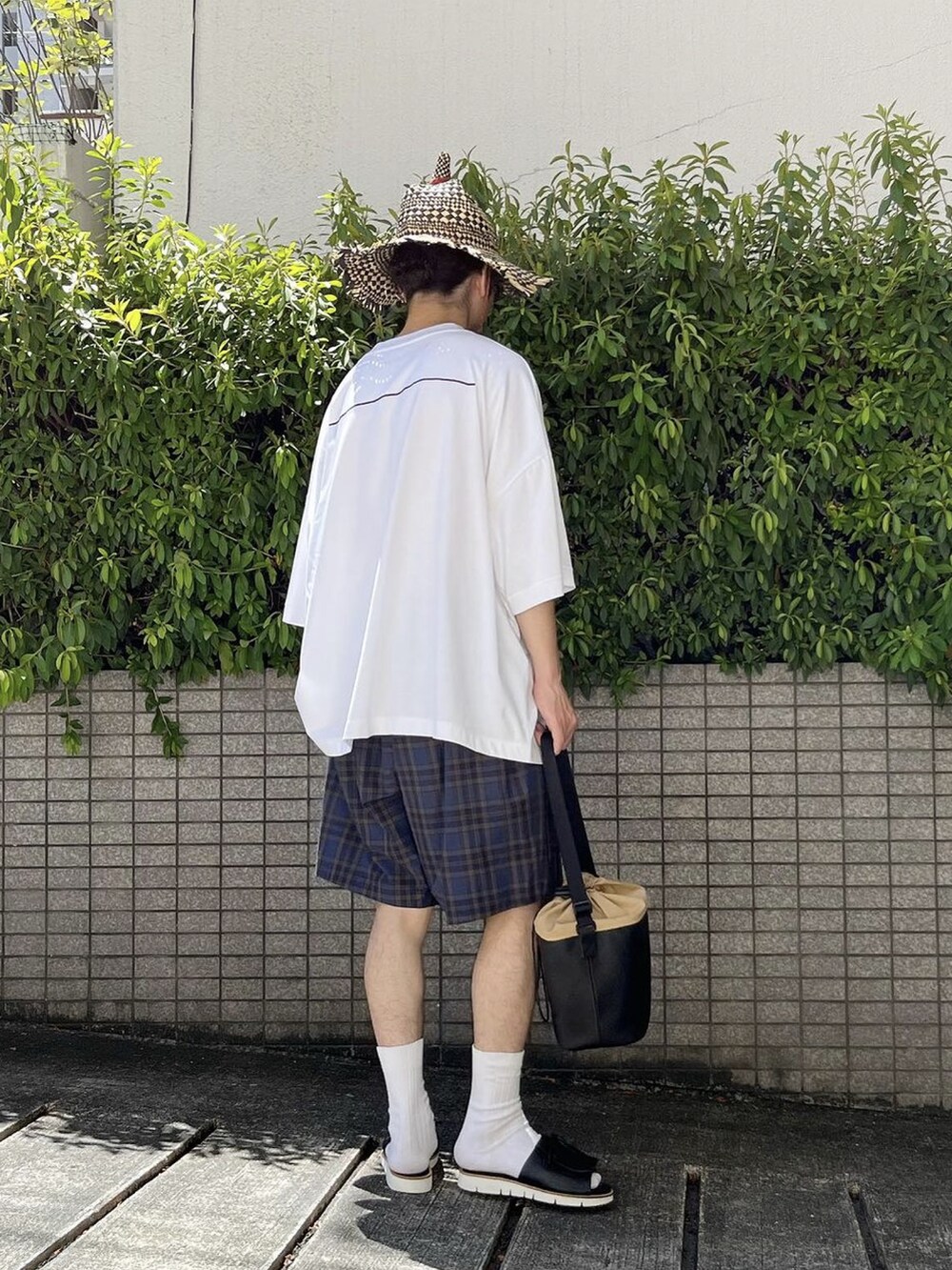 ホワイト系のTシャツ/カットソー、ブルー系のその他パンツ、ブラック系のハットを着用したメンズの秋コーディネートの3枚目の写真