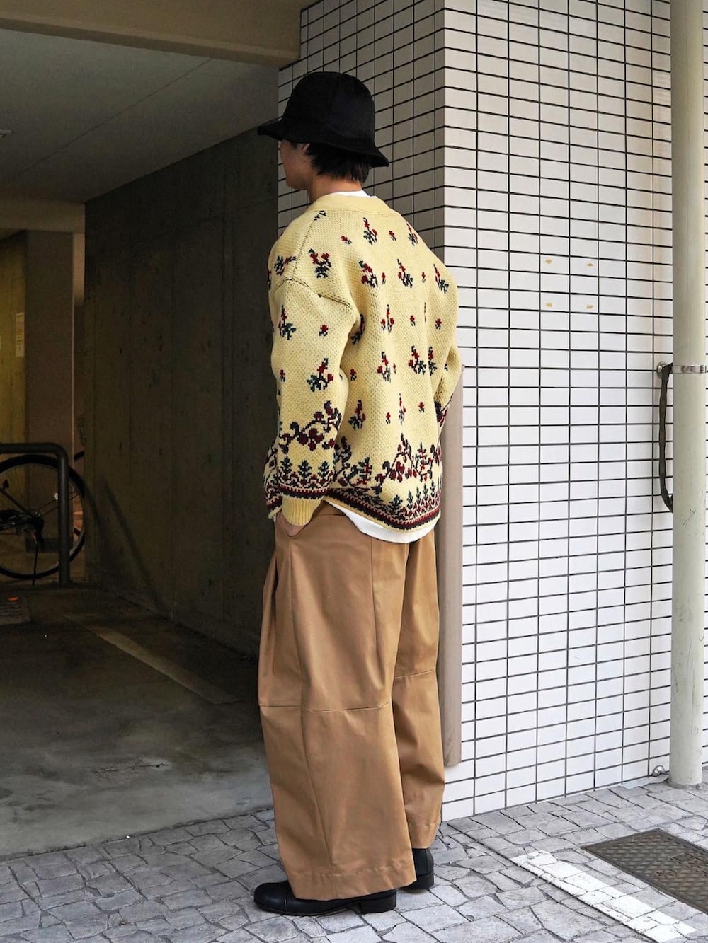 ホワイト系のカーディガン/ボレロ、イエロー系のその他パンツ、ブラック系のハットを着用したメンズの秋コーディネートの2枚目の写真