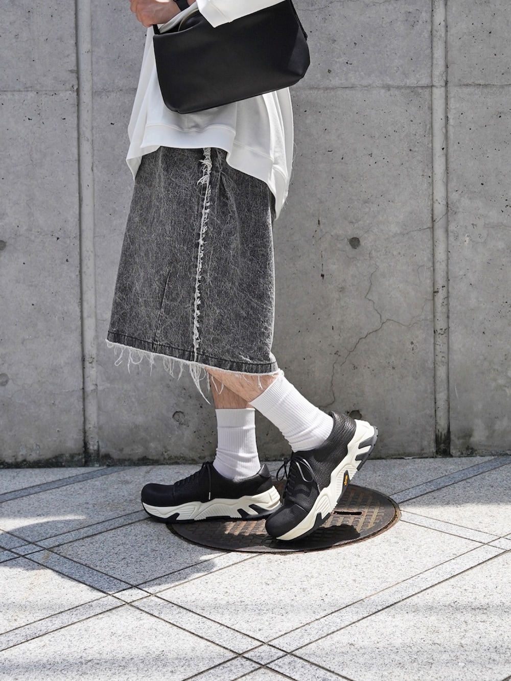 ホワイト系のTシャツ/カットソー、ブラック系のデニムパンツを着用したメンズの夏コーディネートの3枚目の写真