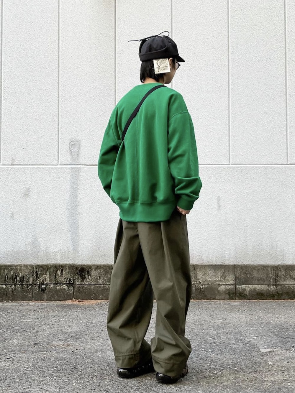 グリーン系のスウェット、ブルー系のテーラードジャケット、グリーン系のチノパンツを着用したメンズの冬コーディネートの4枚目の写真