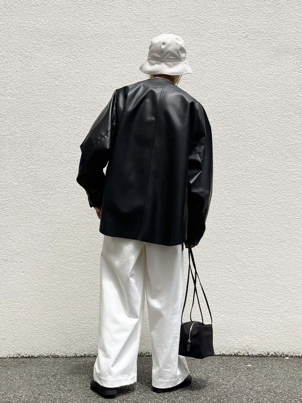 ブラック系のシャツ/ブラウス、グリーン系のTシャツ/カットソー、ホワイト系のデニムパンツを着用したメンズの秋コーディネートの3枚目の写真