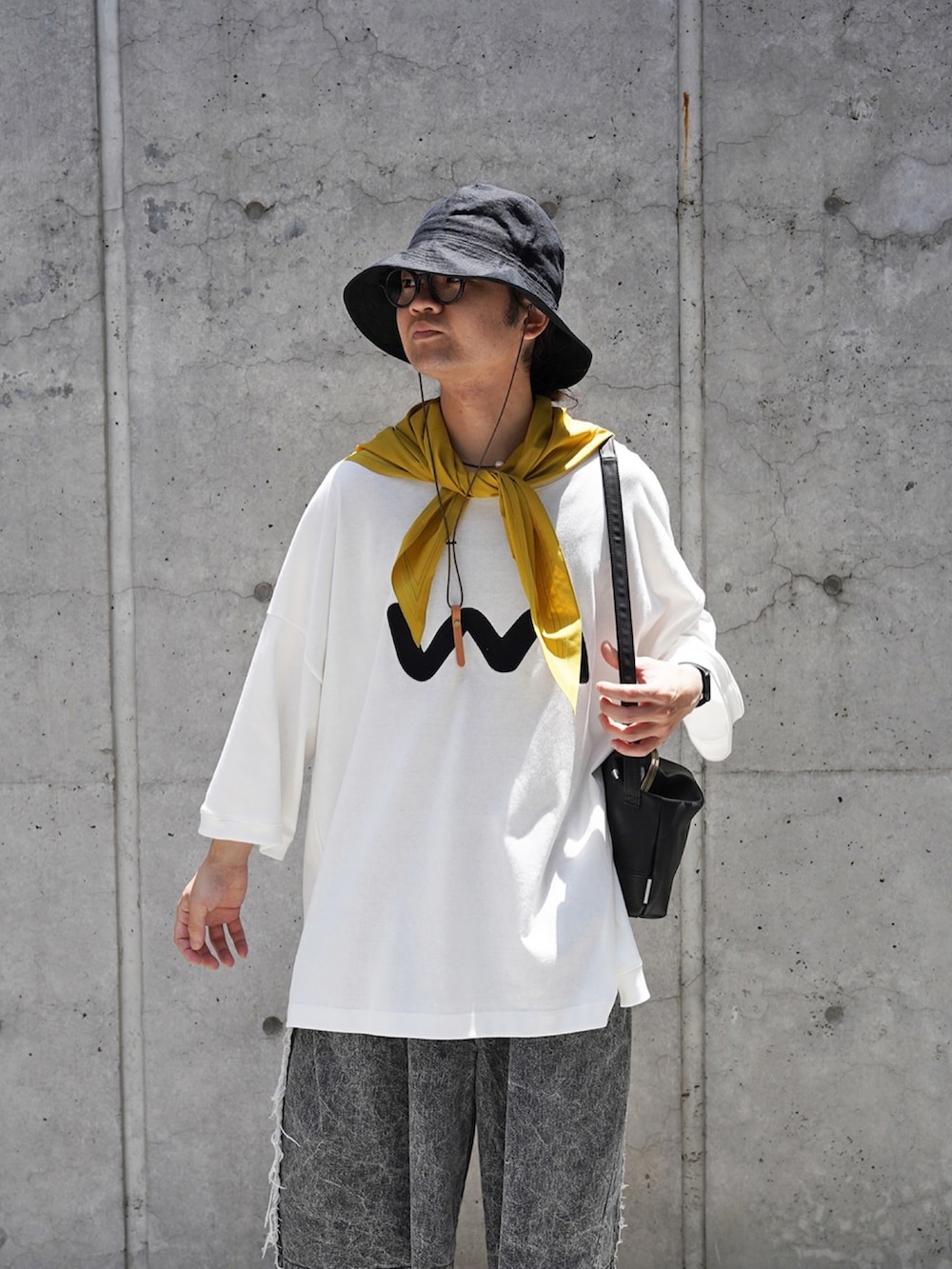 ホワイト系のTシャツ/カットソー、ブラック系のデニムパンツを着用したメンズの夏コーディネートの2枚目の写真