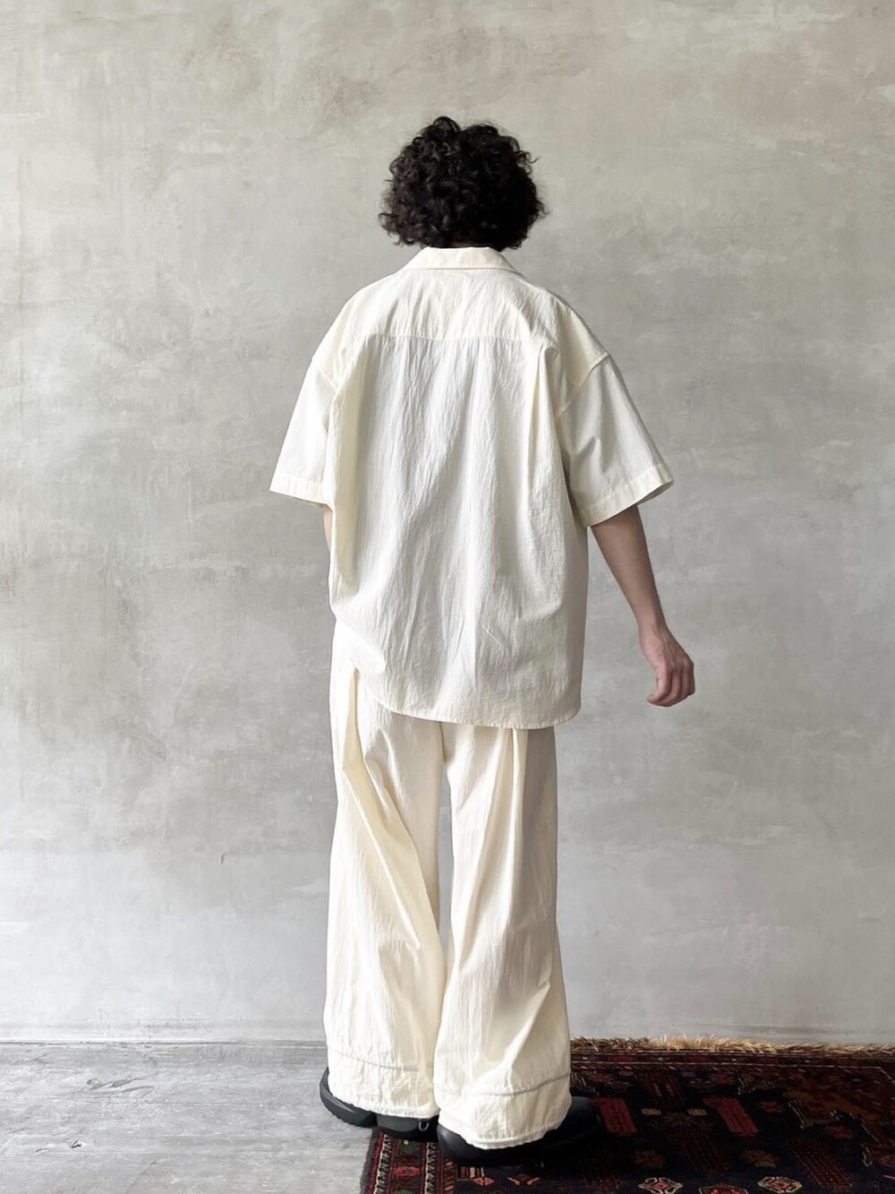 ホワイト系のシャツ/ブラウス、ホワイト系のその他パンツ、グリーン系のTシャツ/カットソーを着用したメンズの春コーディネートの2枚目の写真