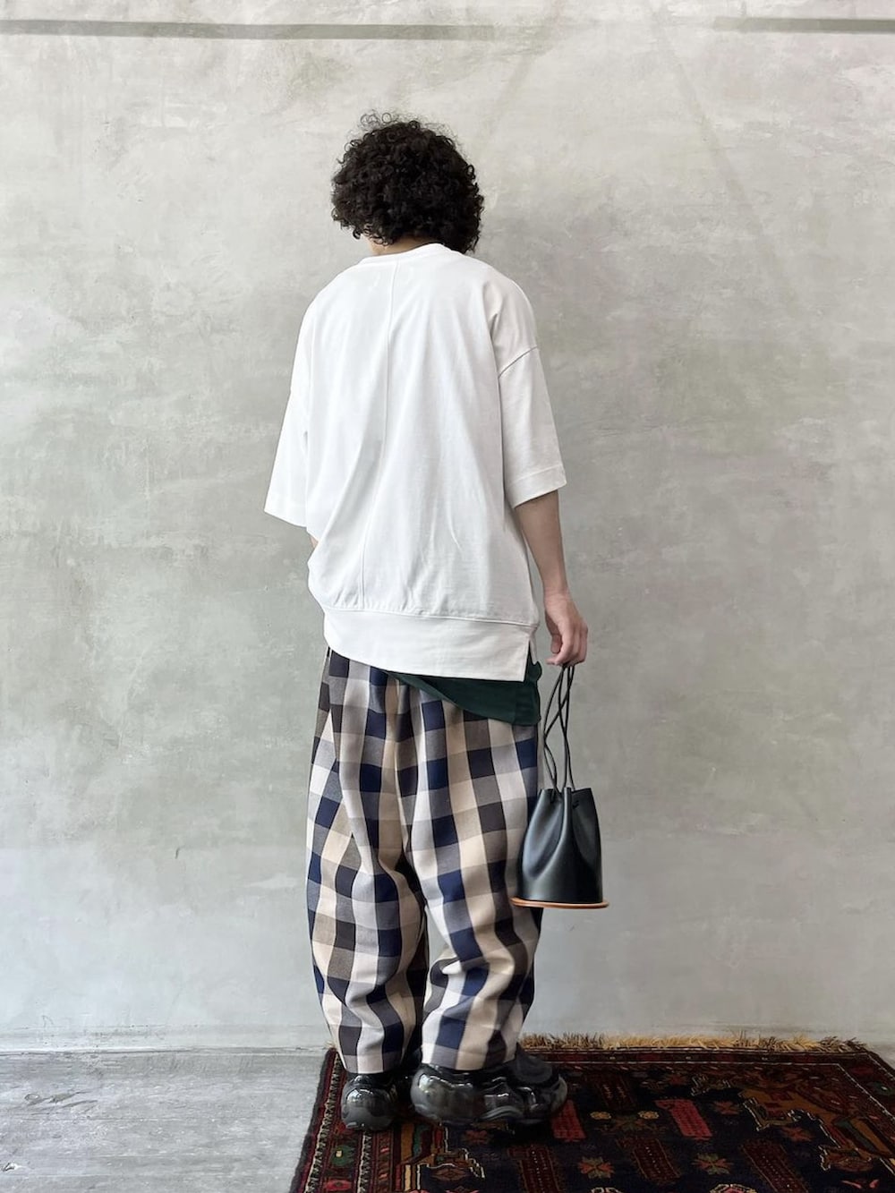 ベージュ系のその他パンツ、グリーン系のタンクトップを着用したメンズの夏コーディネートの2枚目の写真