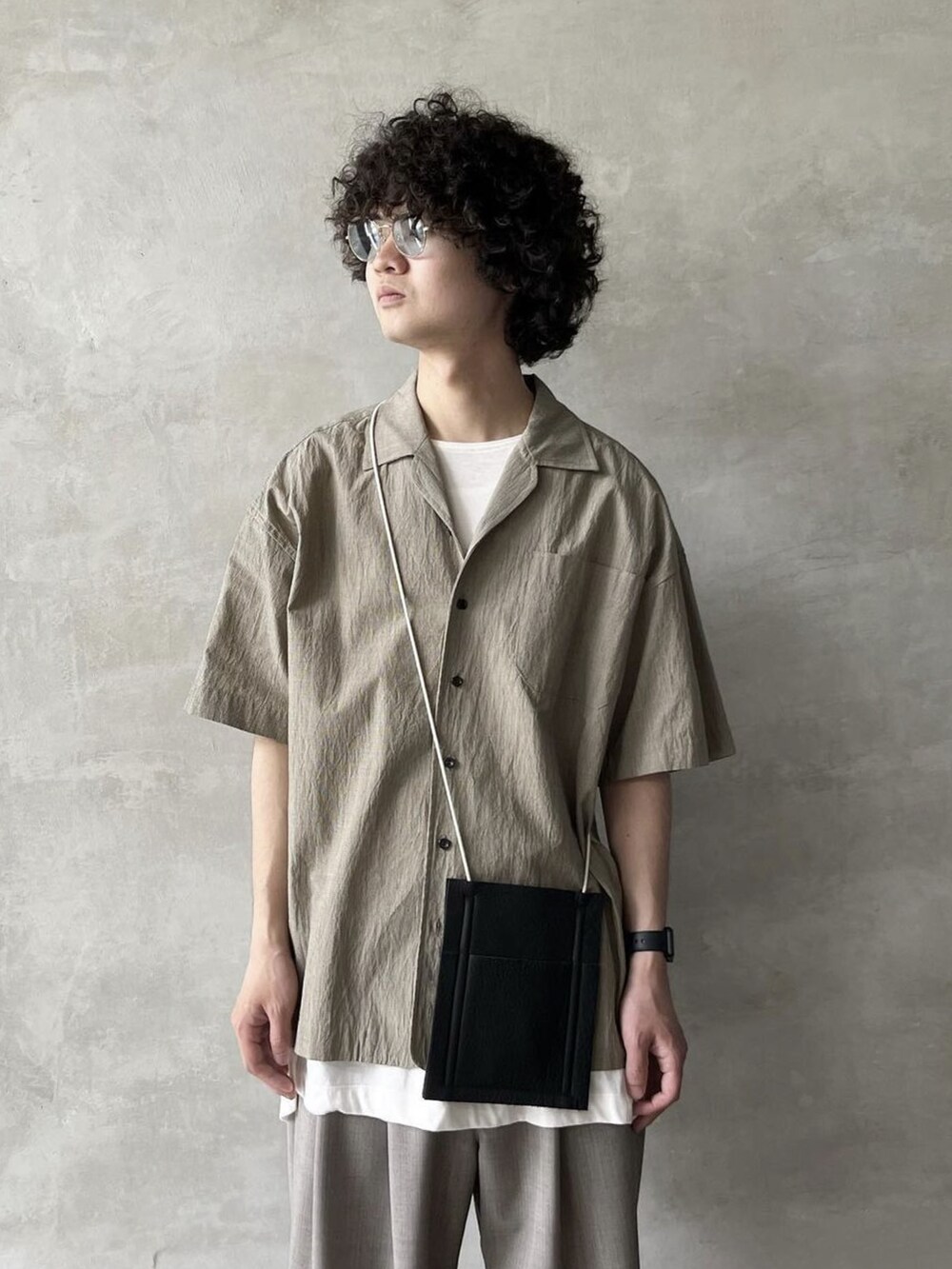 ベージュ系のスラックス、ブラック系のショルダーバッグ、その他のシャツ/ブラウスを着用したメンズの春コーディネートの3枚目の写真