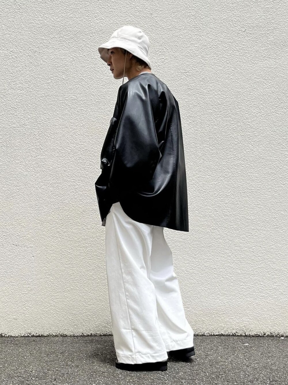 ブラック系のシャツ/ブラウス、グリーン系のTシャツ/カットソー、ホワイト系のデニムパンツを着用したメンズの秋コーディネートの2枚目の写真