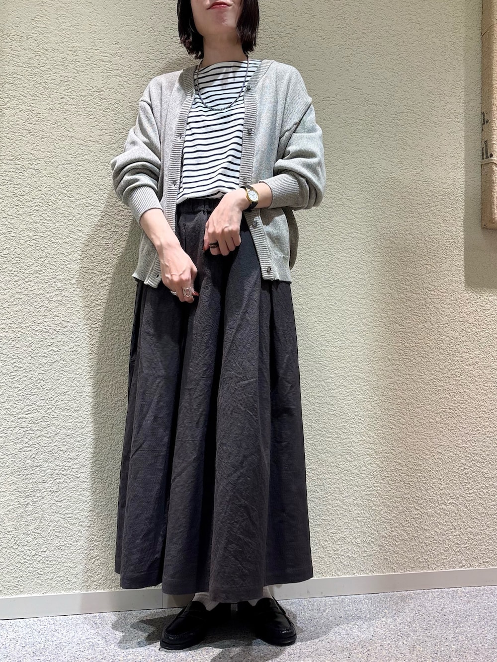 ブラック系のTシャツ/カットソー、グレー系のニット/セーターを着用したレディースの冬コーディネートの2枚目の写真