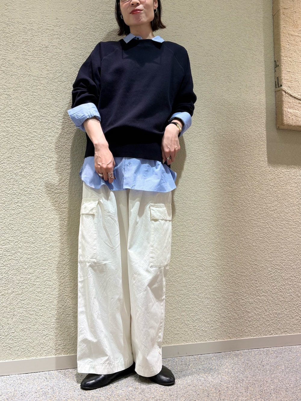 ブルー系のニット/セーター、ブルー系のシャツ/ブラウス、ホワイト系のその他パンツを着用したレディースの冬コーディネートの4枚目の写真