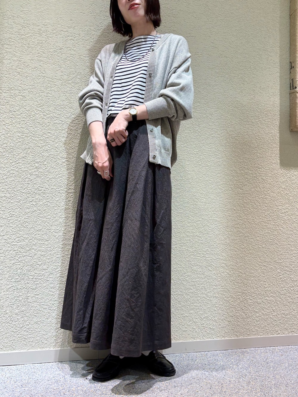 ブラック系のTシャツ/カットソー、グレー系のニット/セーターを着用したレディースの冬コーディネートの4枚目の写真