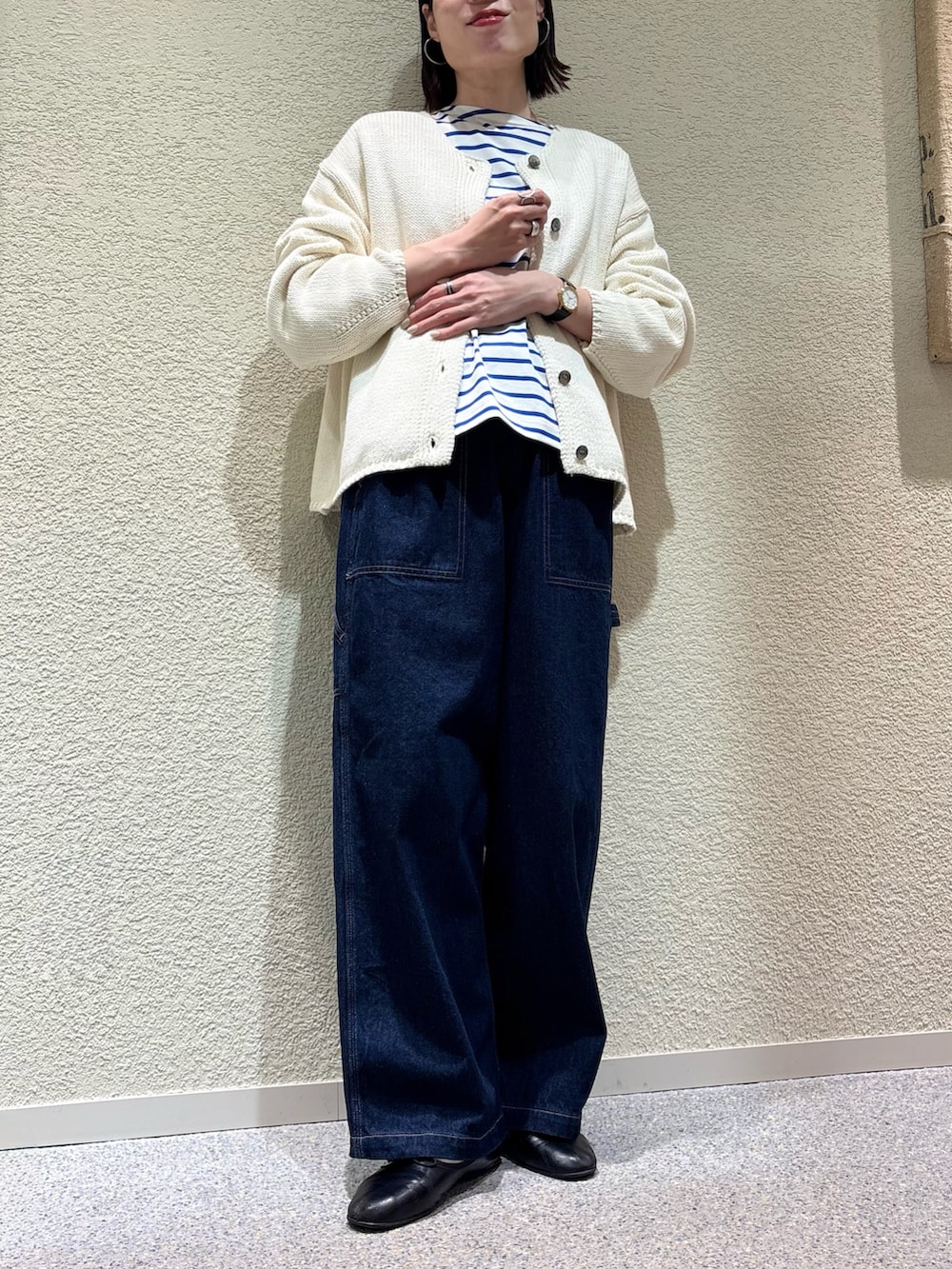 ホワイト系のカーディガン/ボレロ、ブルー系のその他パンツを着用したレディースの冬コーディネートの5枚目の写真