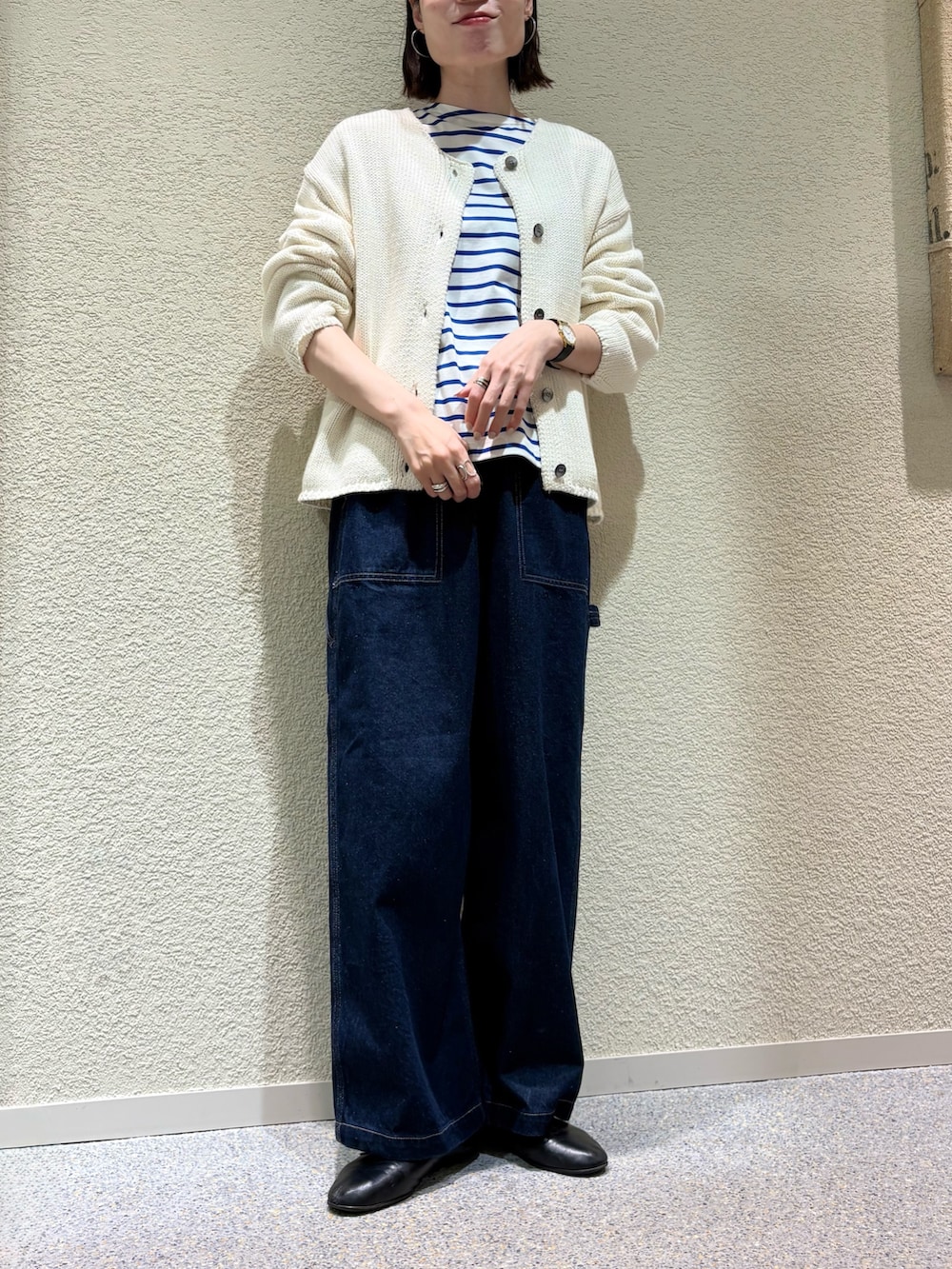 ホワイト系のカーディガン/ボレロ、ブルー系のその他パンツを着用したレディースの冬コーディネートの4枚目の写真