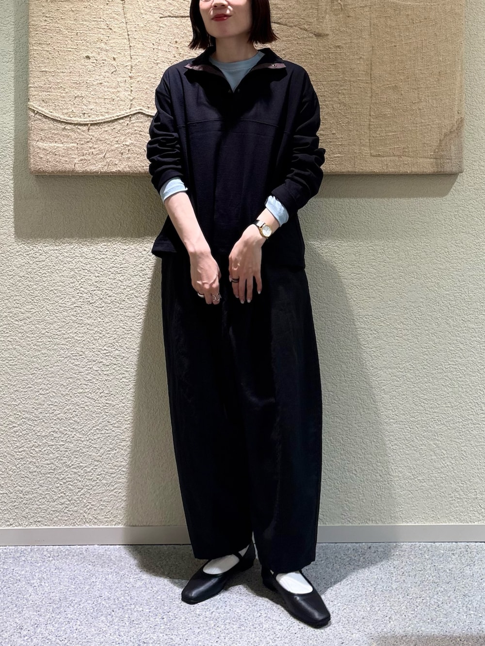 ブルー系のTシャツ/カットソー、ブラック系のTシャツ/カットソー、ブラック系のその他パンツを着用したレディースの春コーディネートの4枚目の写真