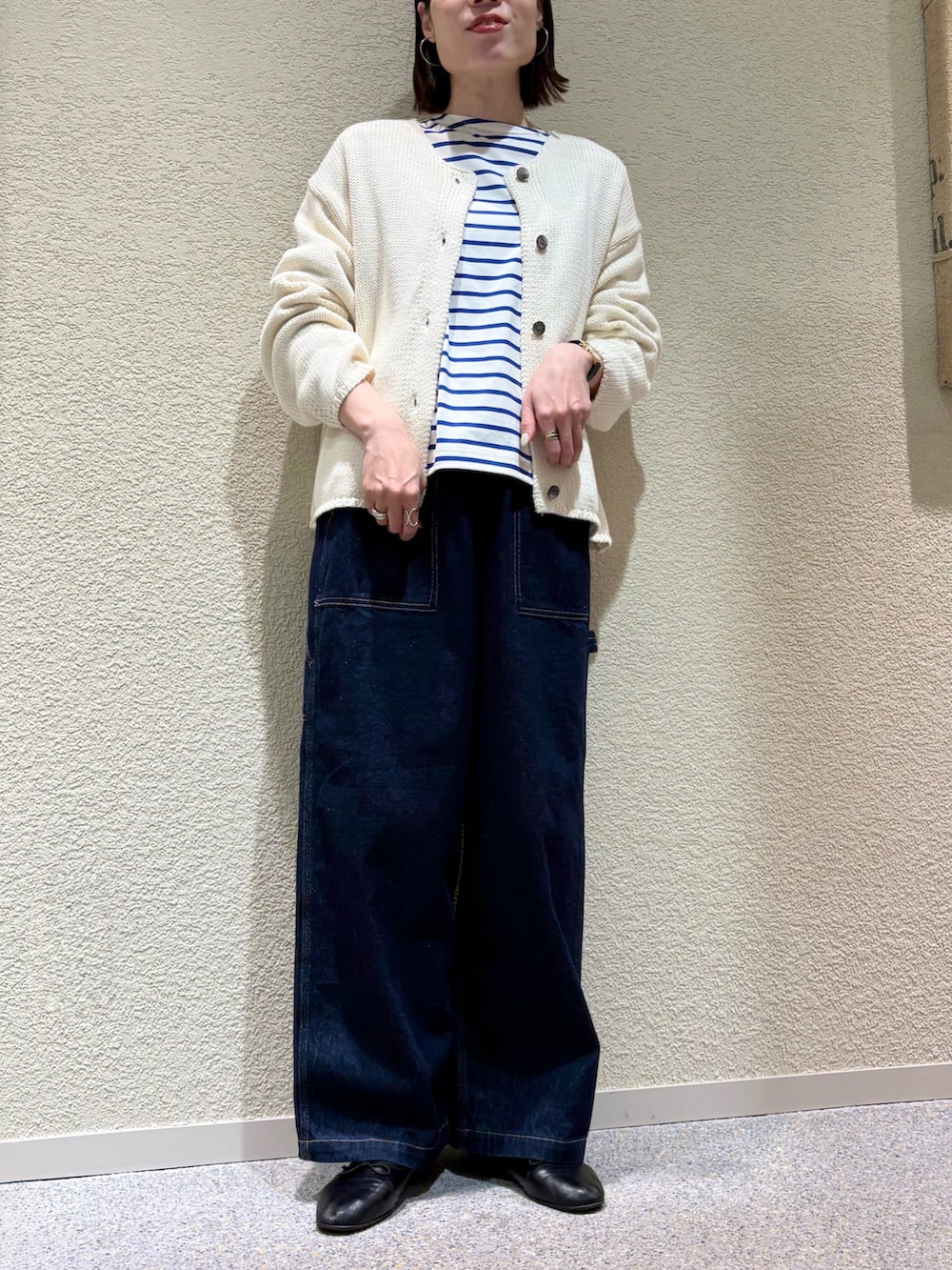 ホワイト系のカーディガン/ボレロ、ブルー系のその他パンツを着用したレディースの冬コーディネートの2枚目の写真