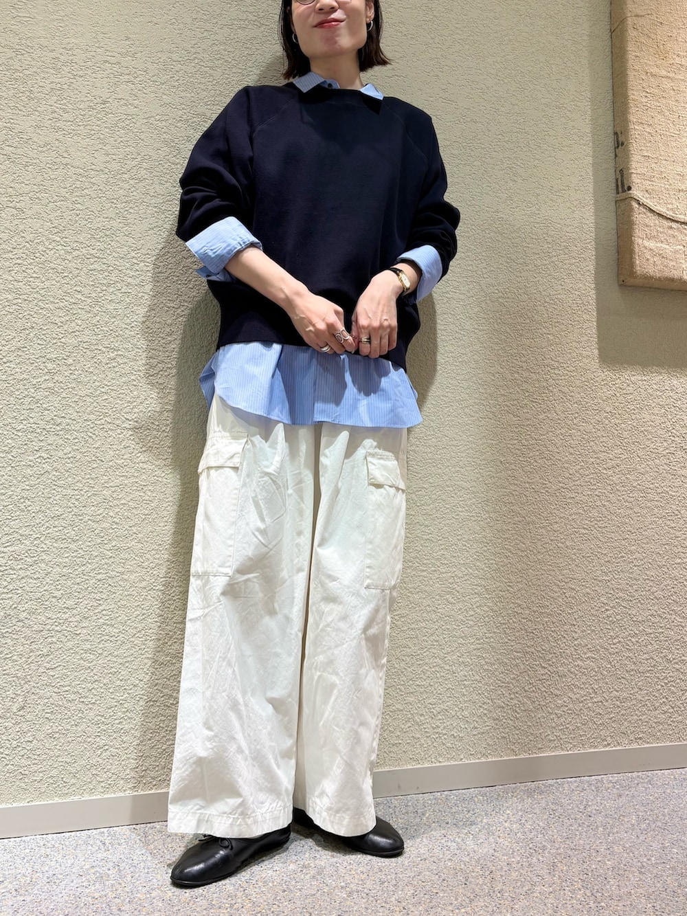 ブルー系のニット/セーター、ブルー系のシャツ/ブラウス、ホワイト系のその他パンツを着用したレディースの冬コーディネートの3枚目の写真