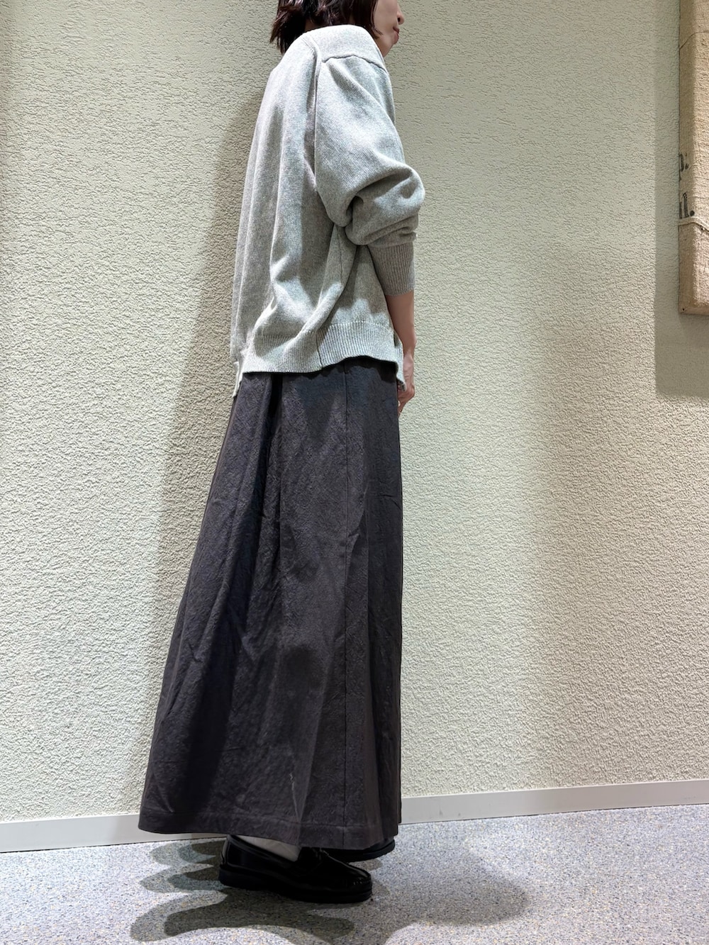 ブラック系のTシャツ/カットソー、グレー系のニット/セーターを着用したレディースの冬コーディネートの5枚目の写真