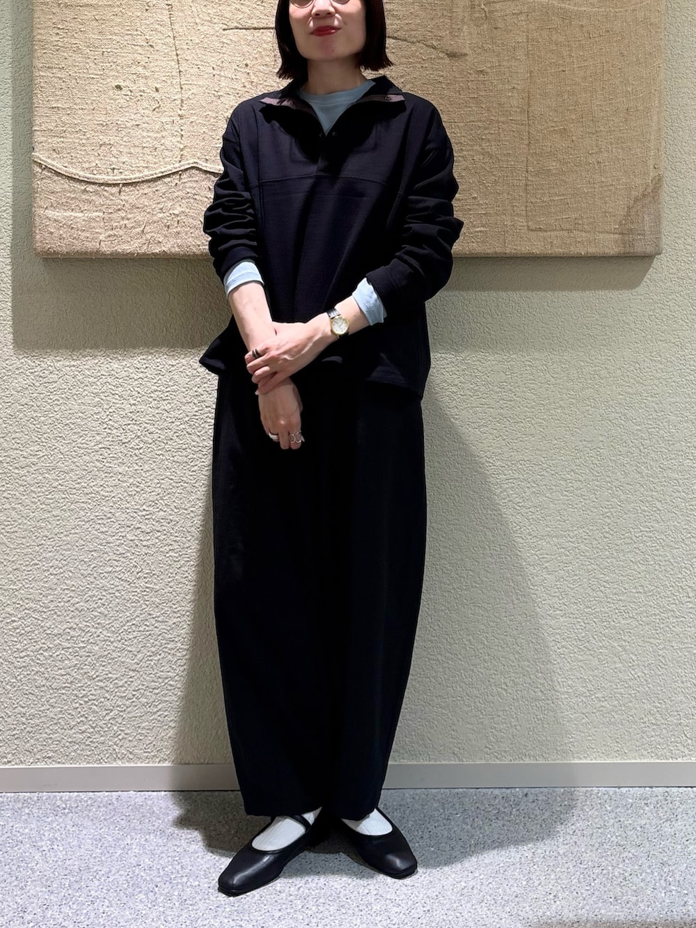 ブルー系のTシャツ/カットソー、ブラック系のTシャツ/カットソー、ブラック系のその他パンツを着用したレディースの春コーディネートの3枚目の写真