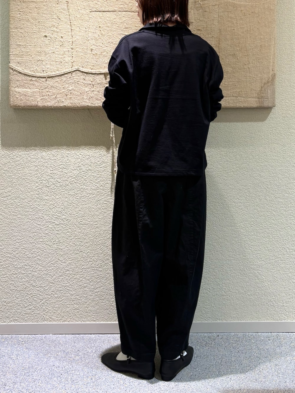 ブルー系のTシャツ/カットソー、ブラック系のTシャツ/カットソー、ブラック系のその他パンツを着用したレディースの春コーディネートの6枚目の写真