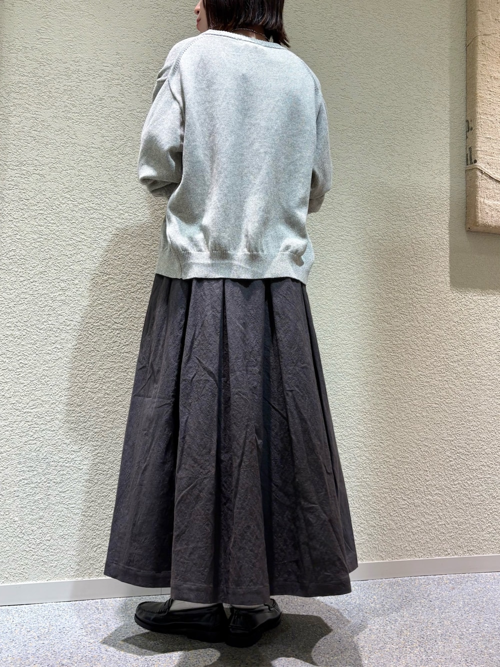 ブラック系のTシャツ/カットソー、グレー系のニット/セーターを着用したレディースの冬コーディネートの6枚目の写真